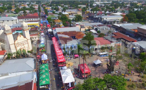 Colorido y belleza en desfile de carrozas y comparsas de La Ceiba