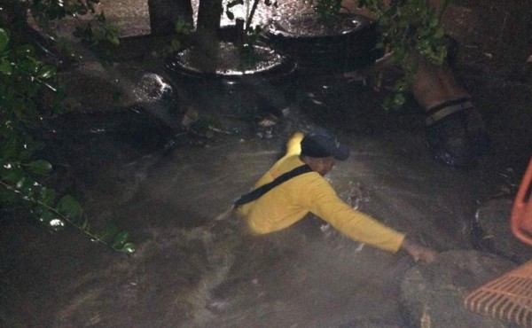 Bomberos buscan a niño que fue arrastrado por corriente de alcantarilla en Tela
