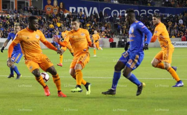 Maynor Figueroa en la disputa de la pelota. Foto Annie Lagos.
