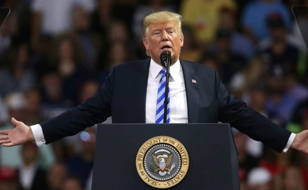 Donald Trump dice que solicitud de asilo de migrantes son 'una gran estafa'