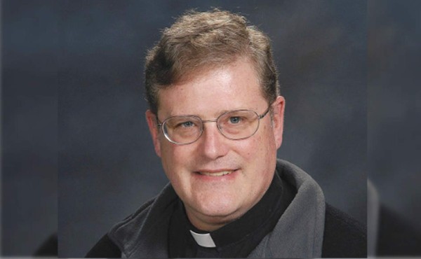 Cura católico se retira tras revelar haber sido parte del Ku Klux Klan   