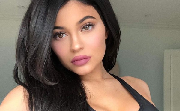 Kylie Jenner presume su cintura de avispa tras parto