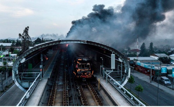 Chile: Sebastián Piñera suspende alza de tarifas del metro, pero sigue el caos