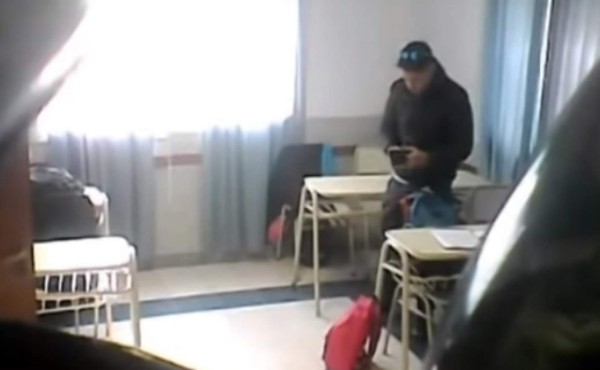 Captan a maestro robando dinero a sus alumnos