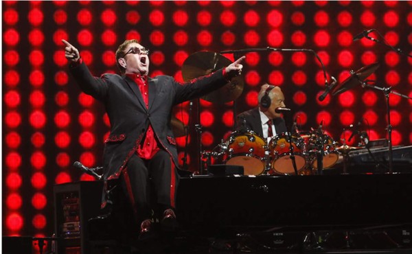 Elton John cancela conciertos por una 'inusual infección'  