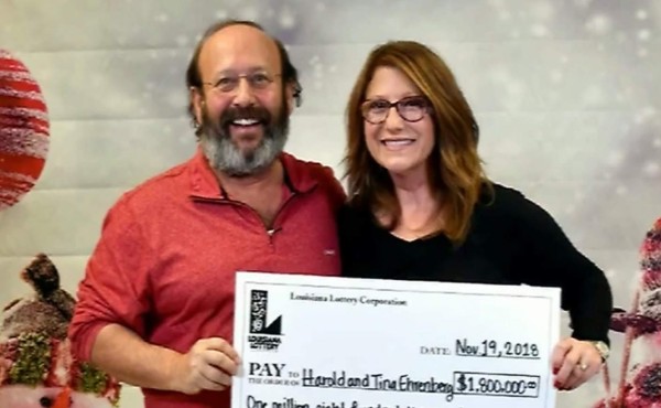 Pareja halla boleto de lotería premiado con $ 1,8 millones al limpiar su casa