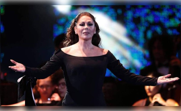 Isabel Pantoja rinde tributo a Juan Gabriel en Viña del Mar