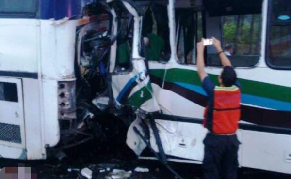 Al menos 13 muertos en un accidente entre dos buses en Venezuela