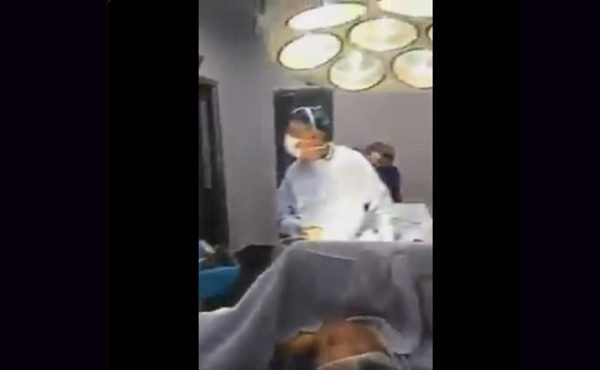 Médicos celebran el triunfo de Chile en plena cirugía