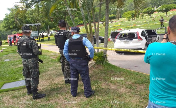 Momentos de terror vivieron esta mañana todas las personas que llegaron al cementerio Jardines del Recuerdo, para sepultar al comerciante Marlon Amador Portillo.