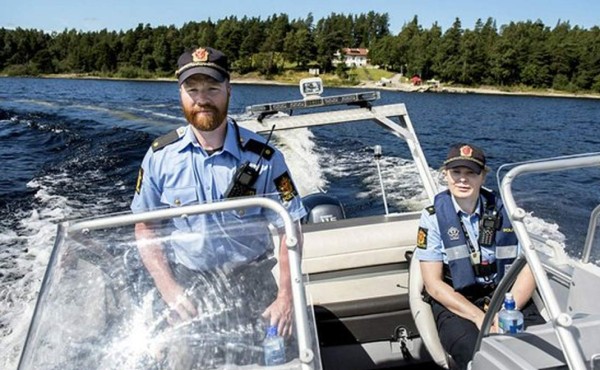 Un policía se multa a sí mismo por no usar chaleco salvavidas&nbsp;