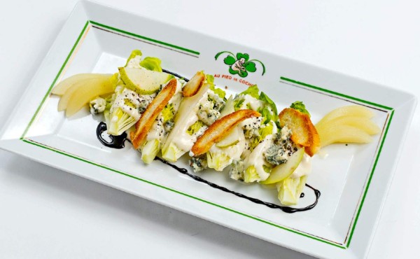 Ensalada de lechuga con roquefort, peras y nueces