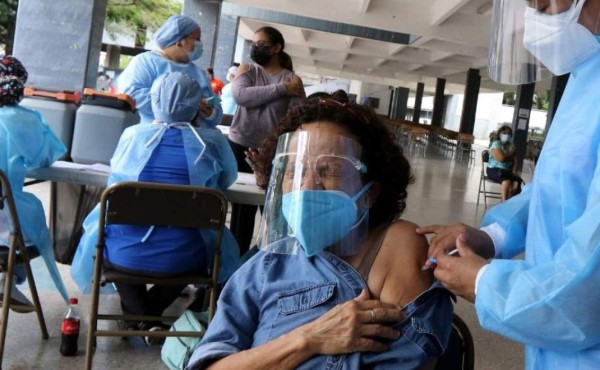 Salud insiste a hondureños a seguir cuidándose aunque estén completamente vacunados