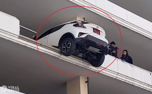 Video viral: Mujer retrocede por error y casi cae desde cuarto piso