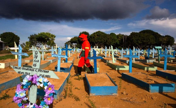 Se acumulan muertos en Brasil por covid, que se ensaña con India y se repliega en Europa