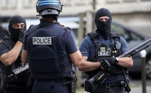 Dos personas con armas falsas desatan ola de pánico en aeropuerto parisino