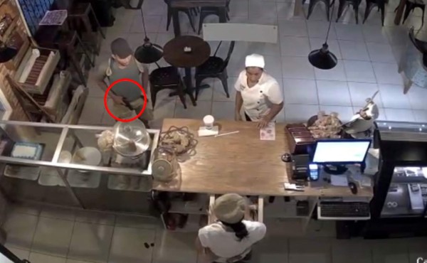 Cámaras de seguridad captan robo en un café en Tela, Atlántida