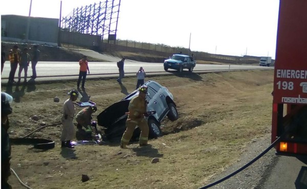 El vehículo quedó destruido de la parte frontal.