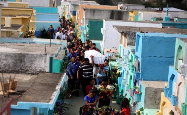 Secretario guatemalteco renuncia tras la muerte de 40 niñas en un incendio