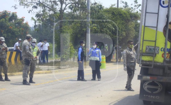 Detenidos, decomiso de vehículos y salvoconductos falsos durante cierre absoluto en San Pedro Sula