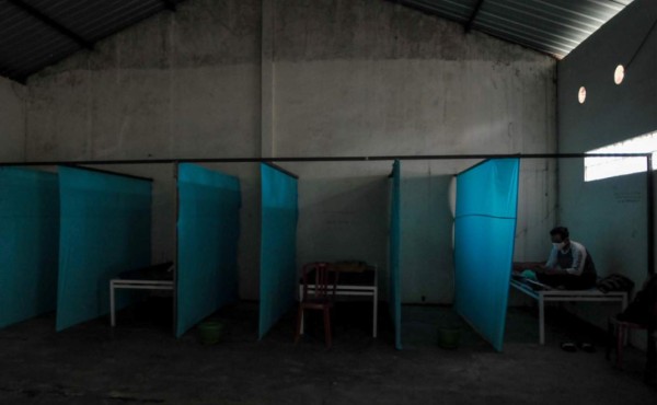 Indonesios que infringen cuarentena son encerrados en 'casa embrujada'