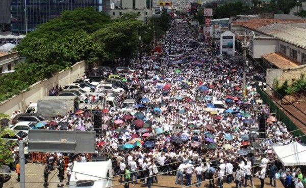 Presidente de Honduras en marcha: 'seguiremos por el camino bueno'   
