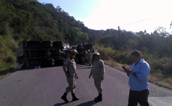 Volcamiento de rastra impide paso en carretera a Santa Rosa de Copán