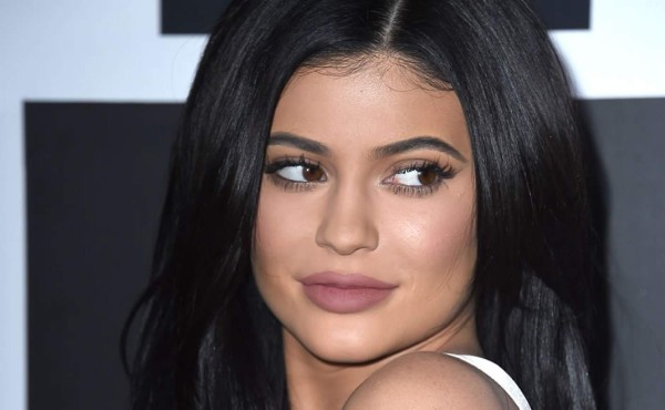 Critican a la empresa cosmética de Kylie Jenner