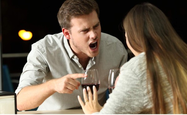 Sigue celando a su ex pareja y ya no son nada