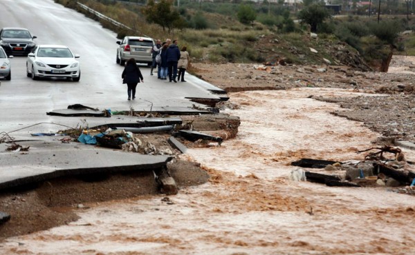 Inundaciones en Grecia dejan devastación y 16 muertos