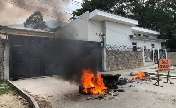 Familiares de niños asesinados queman llantas y protestan frente a la morgue