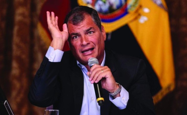 Correa dice que la orden de arresto en Ecuador es parte de un 'complot'