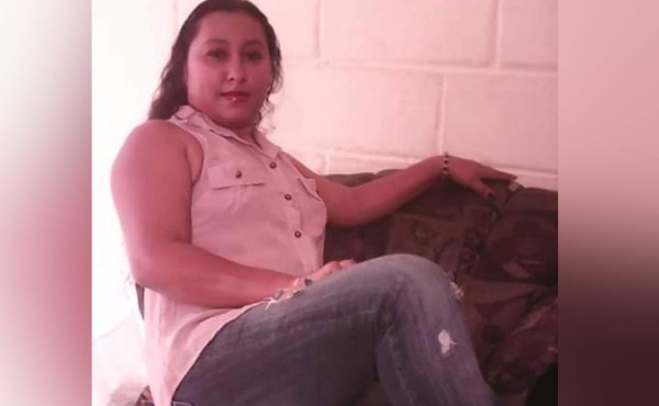 Pandillleros acribillan a una mujer frente a su esposo e hijos