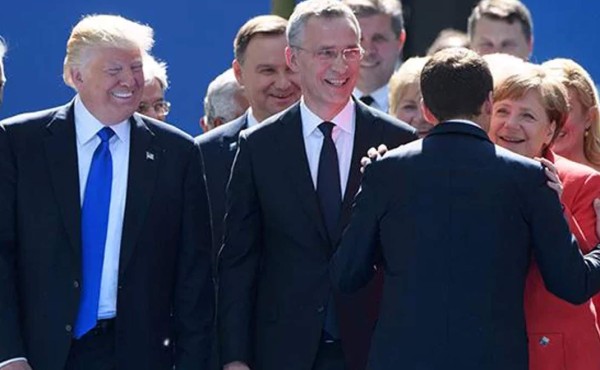 Presidente de Francia esquiva abrazo de Trump