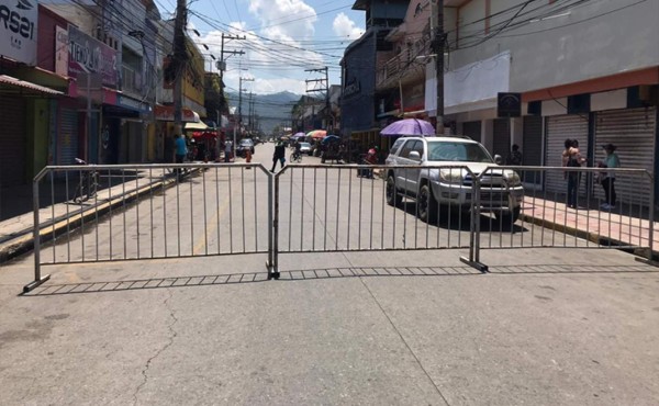 Redoblan vigilancia y cierran distrito comercial en El Progreso para frenar al COVID-19