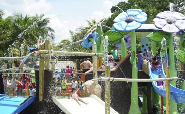 Hondureños abarrotan balnearios para conmemorar el Día del Niño