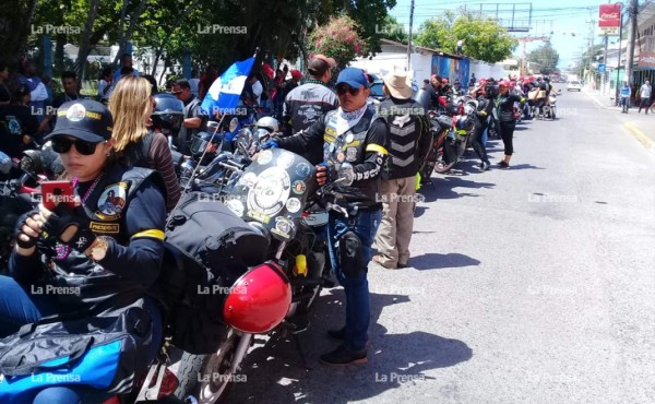 La Ceiba celebra su feria con el desfile de carrozas y gran carnaval
