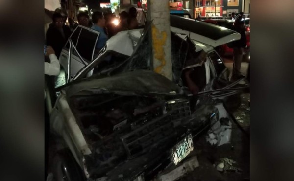 Hombre sufre aparatoso accidente al chocar contra un poste