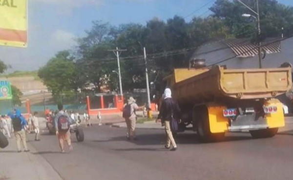 Video: Policía dispersa toma de estudiantes en la capital de Honduras