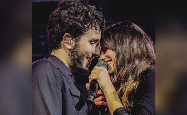 Sebastián Yatra y Tini Stoessel confirman romance con un beso