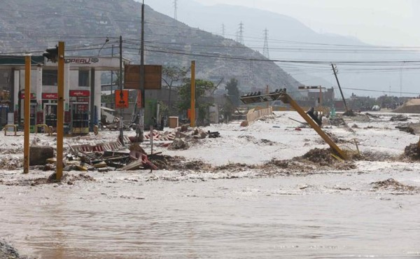 Destituyen a viceministra por tomar el sol en bikini mientras Perú se inunda