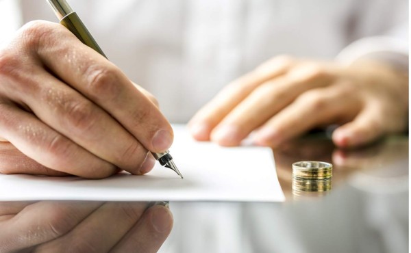 No firma divorcio aunque vive con otra