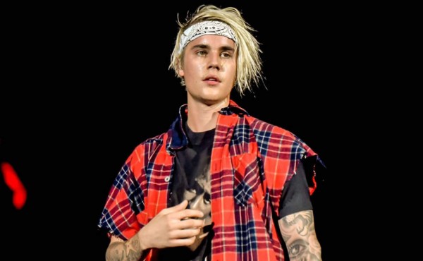 Justin Bieber sorprende a niños en La India  