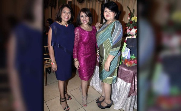 Obsequios y alegría para la cumpleañera