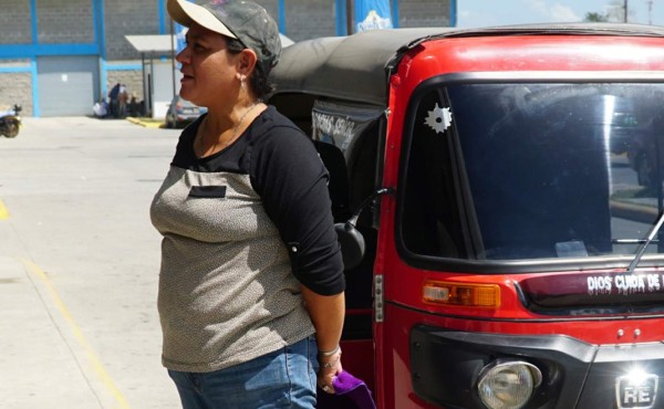 Marcela Flores, la ingeniera que conduce una mototaxi para sostener a su familia  