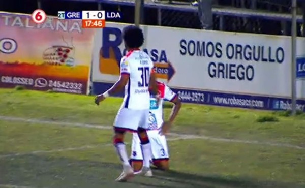 Alajuelense pierde por un autogol de Henry Figueroa y se hunde en el último lugar