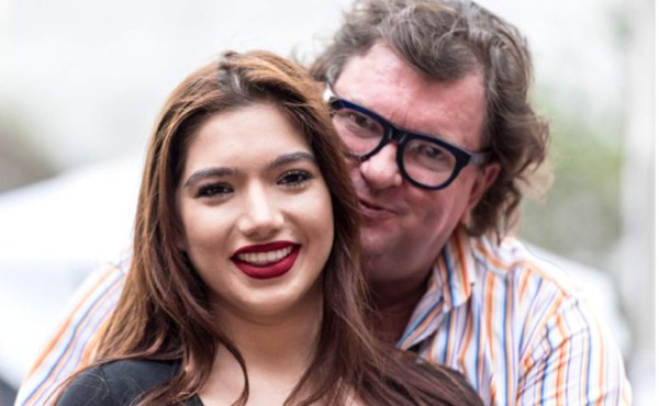 Cincuentón enamorado de chica de 18