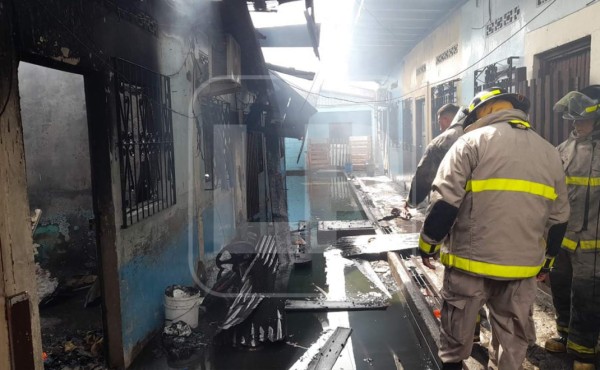 Los bomberos evacuaron a las personas que estaban en las cercanías para evitar una mayor tragedia.