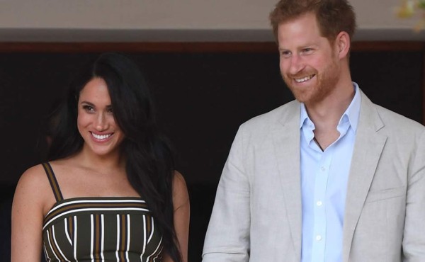 Meghan y Harry derrochan amor en la playa en gira por Sudáfrica