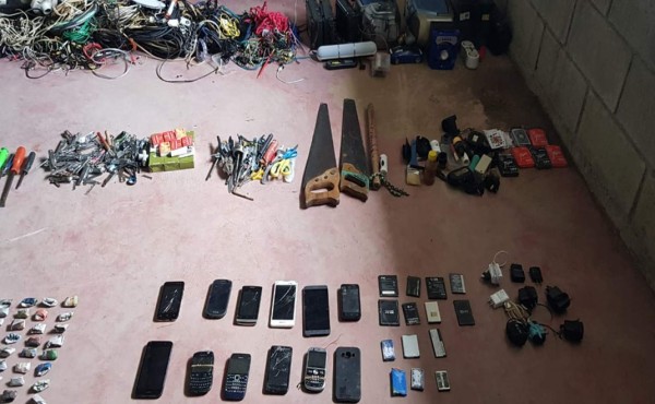 Hallan marihuana, celulares y objetos cortopunzantes en cárcel de Choluteca